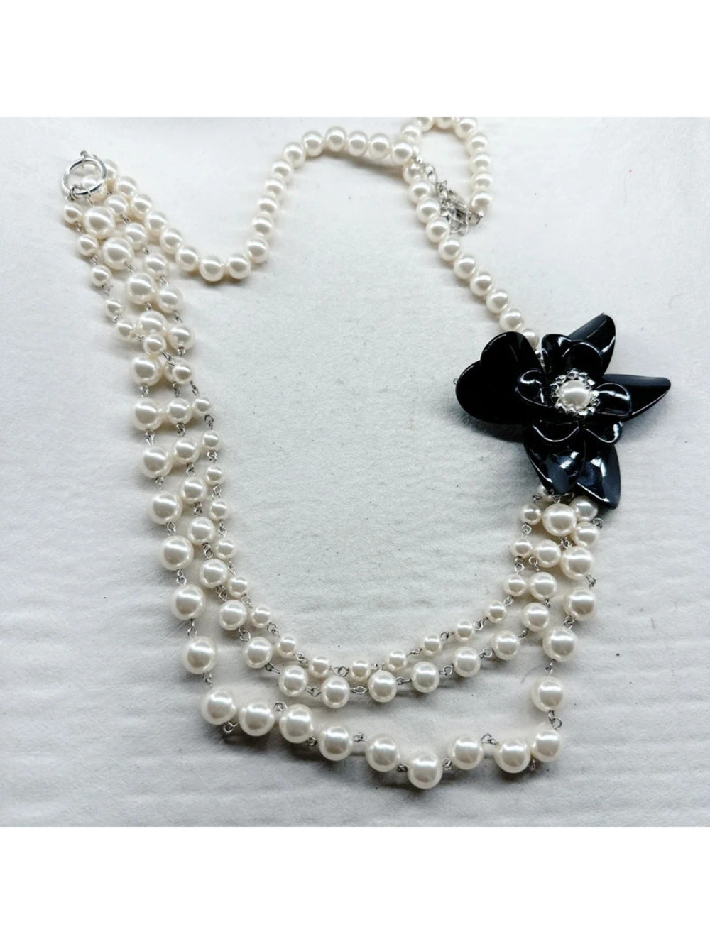 5517gc. Floral Plastic Faux Pearl Necklave